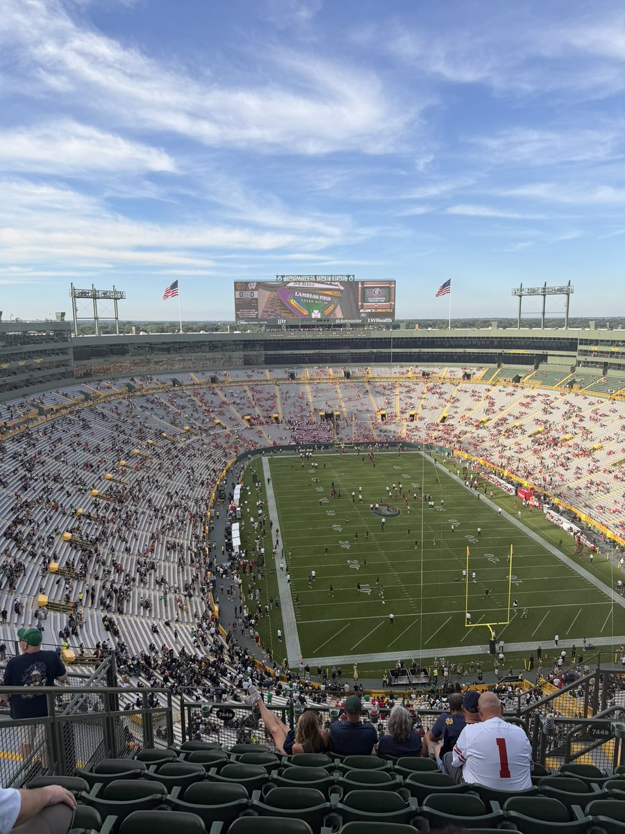 HTownIrish69's tweet photo. We out here!!! #GoIrish #BeatWisconsin #LND ☘️☘️☘️☘️☘️☘️ https://t.co/KzCHbQWhTi