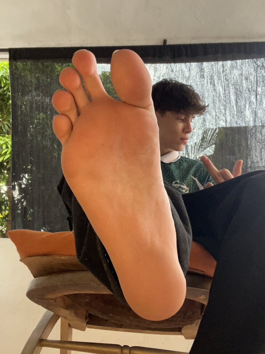 AlphaLuwi's tweet photo. I OWN YOU 😈🦶🏻

#Findom #cashslave #feet https://t.co/B0gf5ey9RI