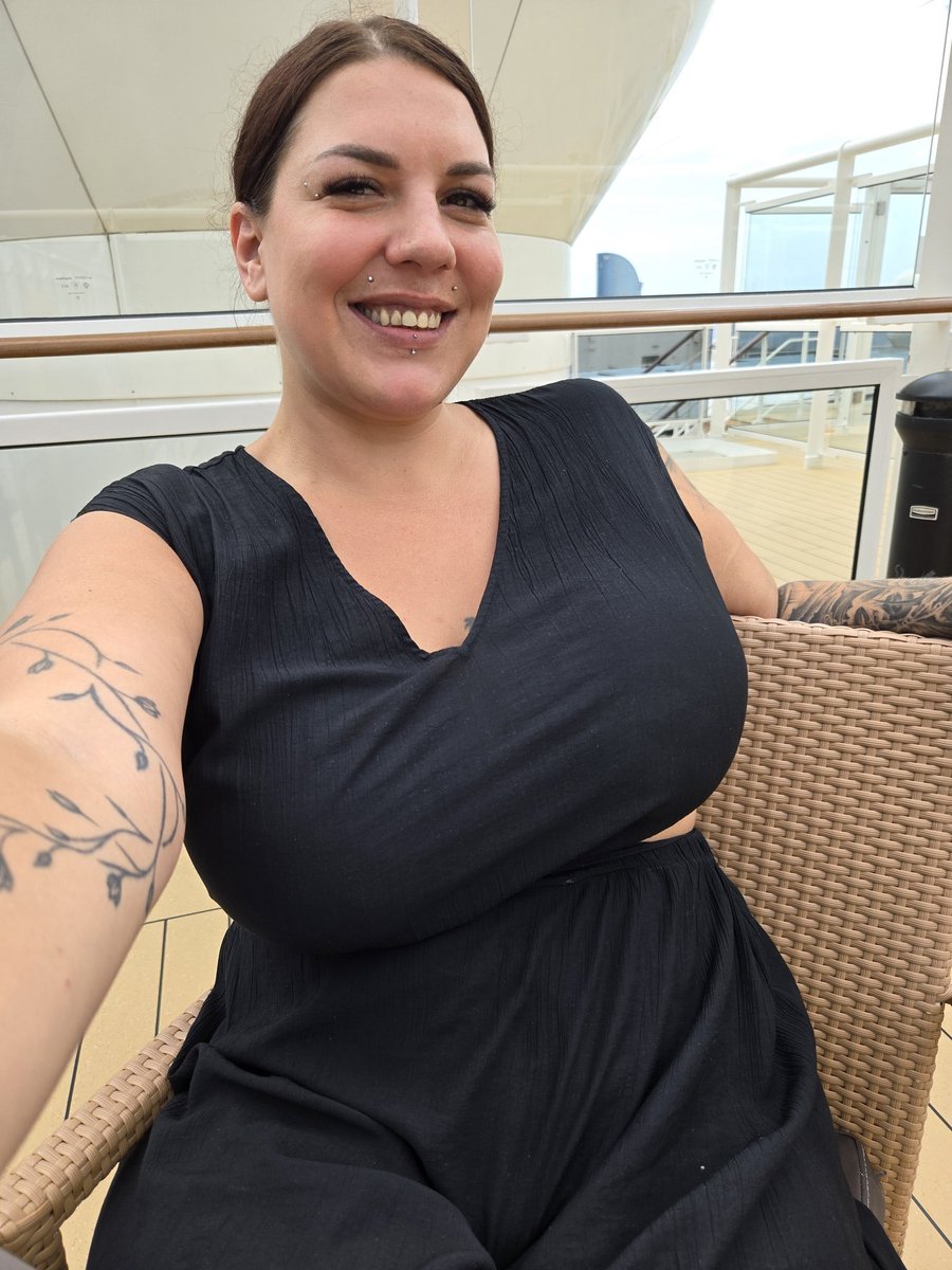 LolaSplashnv's tweet photo. I know I’m chubby.. but am I still datable? https://t.co/3f4EjlHgMS