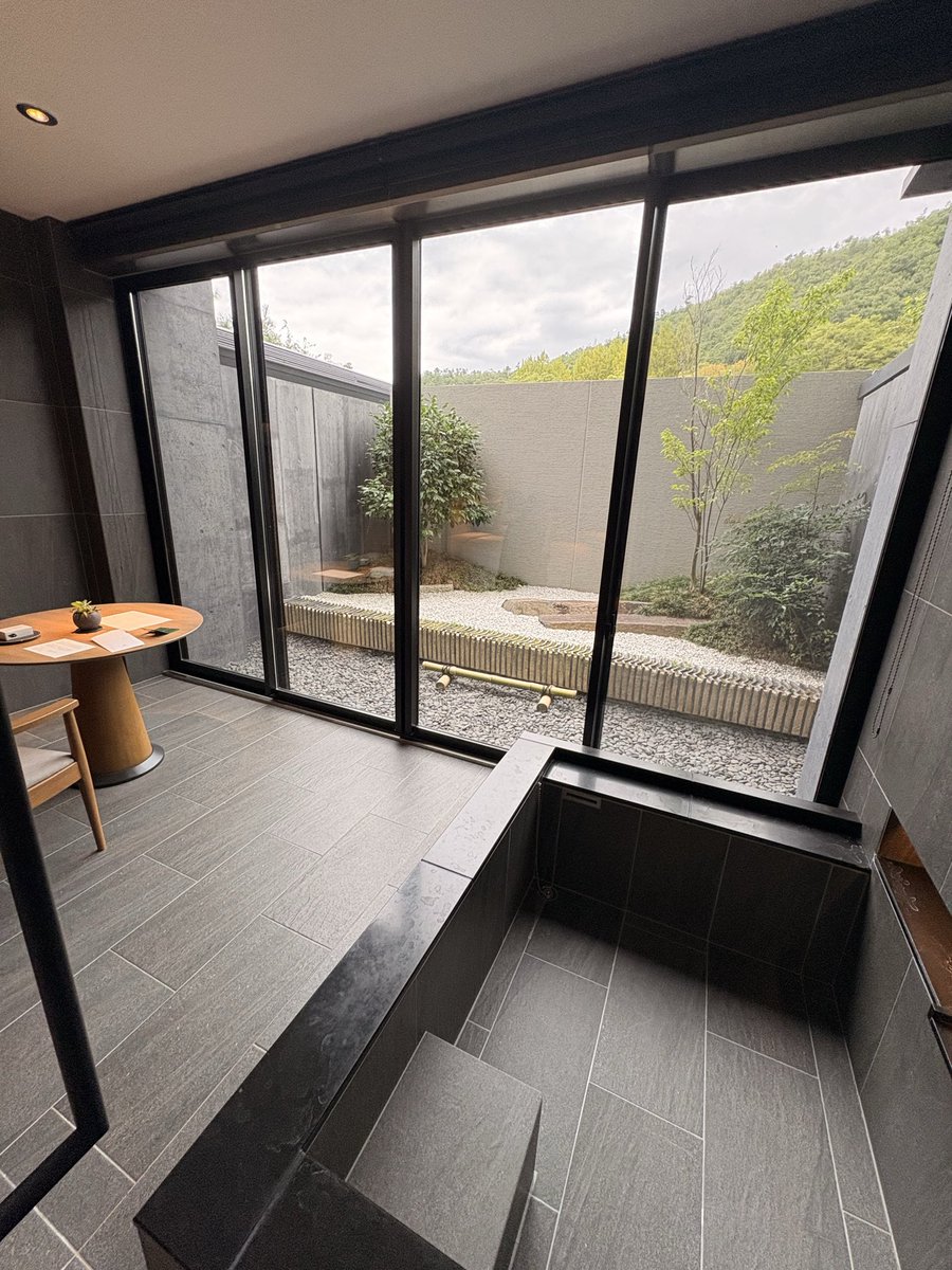 Shu_Kito's tweet photo. 【今日のお宿はこちら】京都のROKU KYOTOというホテルに泊まっています。

今回ももちろん無料。

部屋には温泉が付いていて、お金を出せば一泊18万円ほどするお部屋だそうです。

ヒルトンのダイヤモンド会員なので、アップグレードしてもらいました。

僕のフェイスブックをご覧いただいている方はご存知かもしれませんが、こういう宿泊、実はここ3年くらい、定期的に続いています。

それは、ポイ活を続けているからなのです。

コツコツ継続の威力の凄さを、ひしひしと感じています。

コツコツと聞くと、地味に感じるかもしれません。

でも実際は、驚くほどざくざく貯まっていくのです。

今回は妻と二人旅。たまにはこうして、嫁さん孝行もしています(笑)

さて、話は変わりますが。

最近「AI副業で月5万円」「稼げる副業15選」みたいな記事、よく見かけませんか。

でも、ああいう流行りの情報に飛びついても、すぐには結果が出ません。

これは長年ビジネスを続けてきた僕が、はっきり言えることです。

僕自身も、副業で収入の柱を作って、そのままそっちに移行できたらいいなと思っていた時期が当然のようにありました。

でも、そう簡単にはいかなかったのです。

すぐに月5万円稼げる方法、僕にはお伝えできません。

でも、6ヶ月後には誰でも行動さえすればそれができるようになる。

これなら、お伝えすることができます。

世間の幻想に惑わされて、いきなり大きな収入を得ようとするのではなく、

まずは小さな数字に触れて、ビジネスの流れそのものに慣れていく。

ポイ活マイルクラブを通じて本当にお伝えしたいことは、まさにこの部分です。

そこから、自分の本業の拡大や、新しいサービスづくりや、副業にチャレンジしていく。

それを伝えることが僕のライフワークです。

ポイ活マイルクラブのZoomセミナーは、第4月曜日の20時から。

自分のビジネスや副業をどう構築していくのか。そのテーマでのZoom勉強会も、不定期で開催しています。

メルマガで情報をお届けしているので、ご興味がある方は、ぜひ参加してください。

あ、そうだ。

ちなみに￼なんですけど、

ただポイントを貯めただけでは、ホテルの部屋のアップグレードはしてもらえません。

正確に言うと、

多少のアップグレードはあっても、希望の部屋にはなりにくいのです。

じゃあ、どうしたら今回のような部屋にしてもらえるのか？

会員さんには、こっそりお伝えしますね。

会員外の方は、僕のnote には書くかもしれないので、リプ欄からフォローしてくださいね。