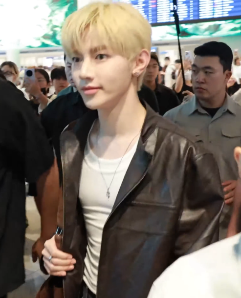 sbinneuls's tweet photo. i actually can't stop thinking about how tight his shirt was https://t.co/rl0QSwfjDH