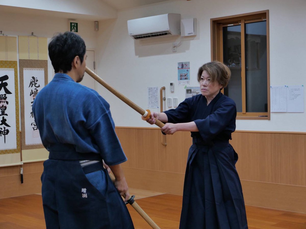 hinodojo's tweet photo. 先日、土方歳三資料館館長の土方愛さんが、講演会での演武披露のため天然理心流の稽古に参加されました✨
道着を着ると、ビシッとスイッチが入ったように、一生懸命練習をしていました✨
木刀を持ち真剣な眼差しは、どこか、歳さんの面影があるような😊
講演会での演武が楽しみです https://t.co/mzI1OOPhRC