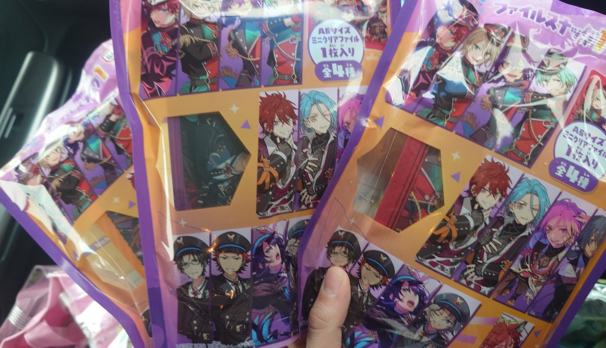 sobabouro_kum's tweet photo. ローソンにありました！
あんスタ　ファイルスナック
チラ見えで選べます笑笑 https://t.co/48vTcbFmDW
