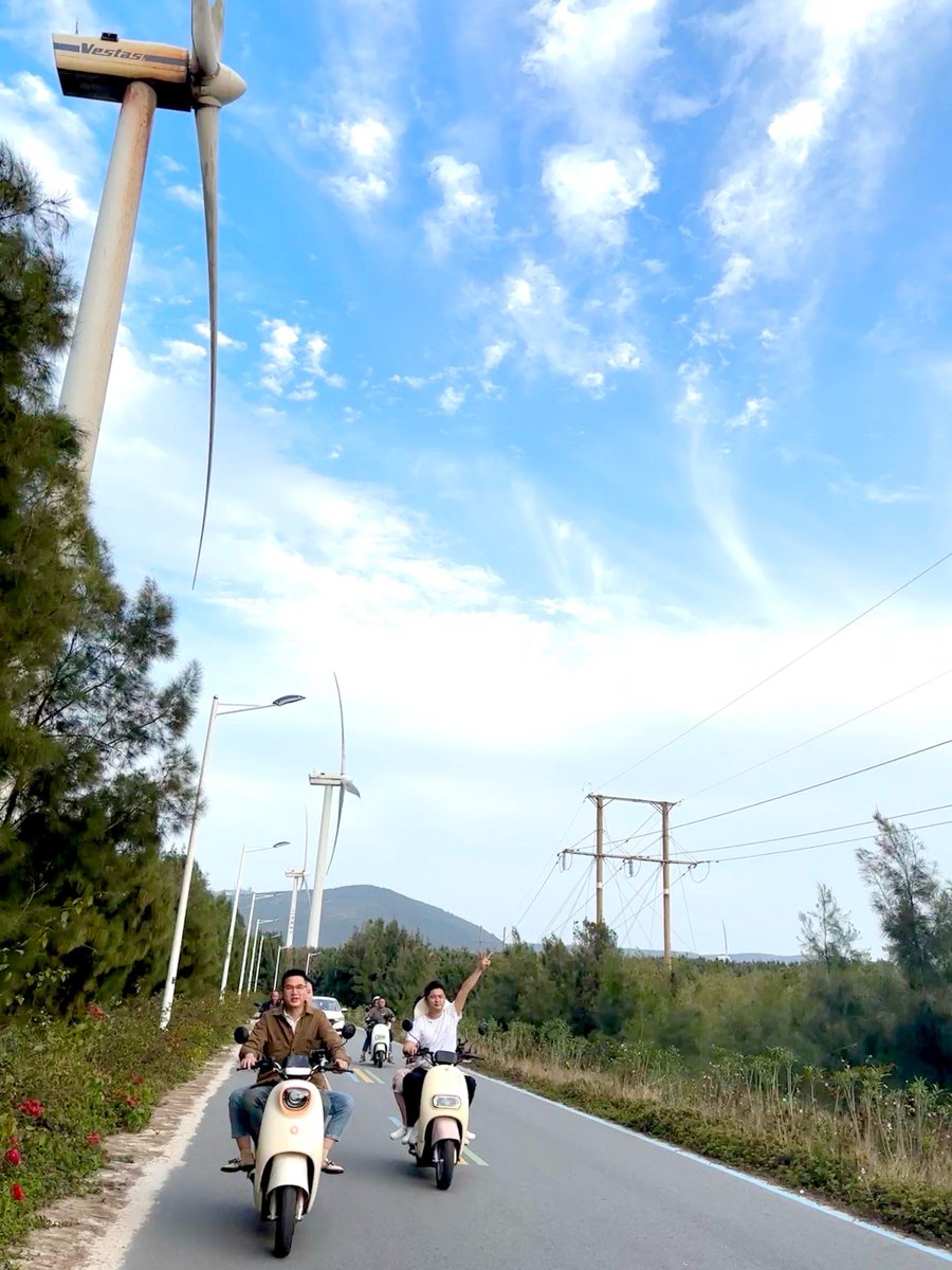 epyyeah's tweet photo. [在大理环洱海骑电动车，风裹着山茶花香扑脸，傍晚的海面像揉碎了金箔，连影子都跟着晃成温柔的形状]， https://t.co/yBq5jEkp6v