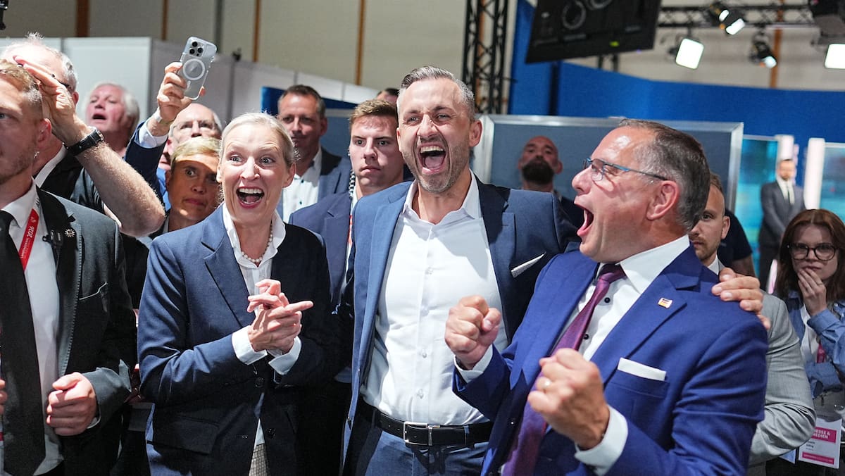 Blickch's tweet photo. Er hat sich abgezeichnet und trotzdem: Der Erdrutschsieg der AfD in Sachsen-Anhalt schockt Deutschland. Zum ersten Mal kann die Partei an die Macht kommen, wenn auch vorerst nur in einem kleinen Bundesland. Was das für die Schweiz heisst – eine Analys... https://t.co/ga2WWvEk4b https://t.co/9Udl57Cvkz