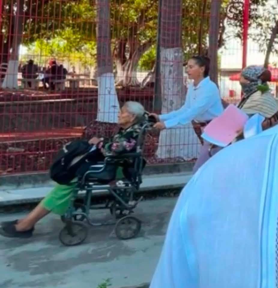 SantyRuize's tweet photo. Yani Valencia, cuyo nombre completo es Carmen Yerania Valencia Cruz (también conocida como Yani Valcru), es una activista anti Morena del estado de Colima, asociada al Movimiento  del Sombrero. 
De las que se dicen apartidistas pero trabajan en favor del PRIAN.
Usó a una persona de la tercera edad para pasar con un megáfono y causar alboroto durante del evento de la presidenta @Claudiashein