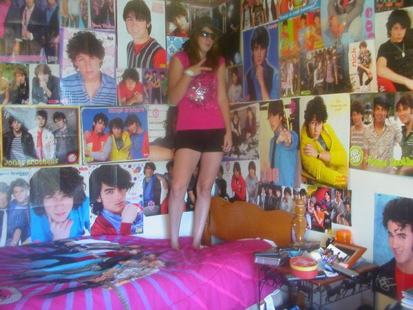johnmainw's tweet photo. pov: é 2010 e vc entrou no meu quarto https://t.co/fQjZ7DKNVd