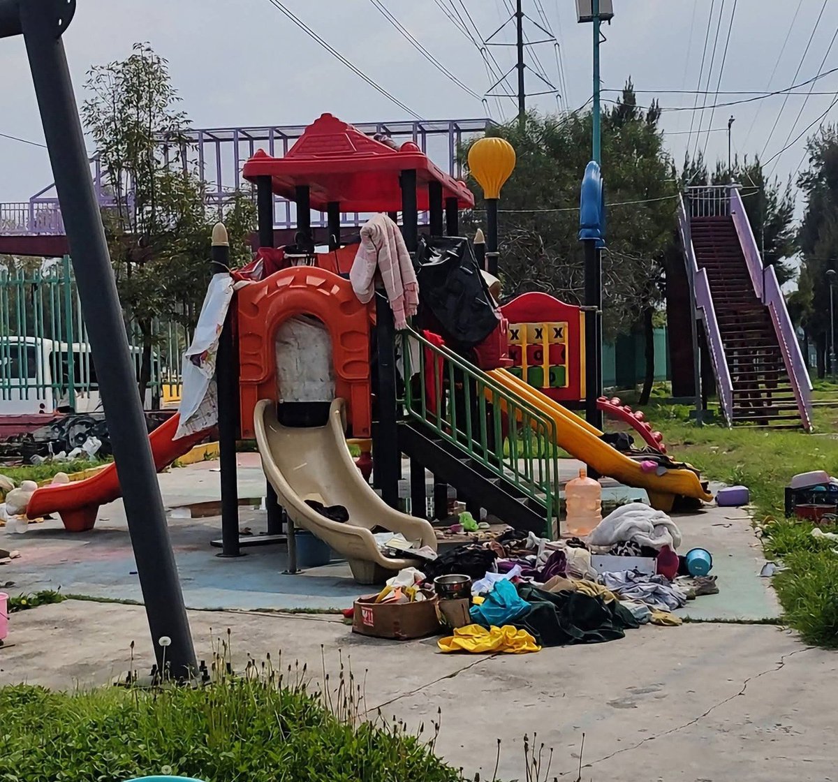 Trucha_chitos17's tweet photo. Vas al parque con tus hijos para que jueguen un rato y unos hijos de su perra madre hacen esto: https://t.co/T8u09eSZhr