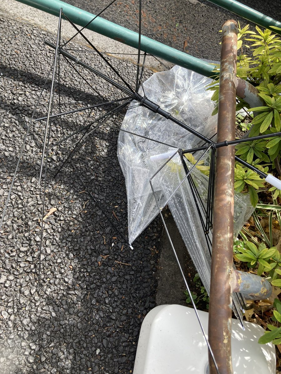 takizawa0914's tweet photo. 【今日のごみトリビア】
雨がやむと集積所に傘がよく置いていかれます。可燃ごみ回収ではどうしても持っていくことができないので、そこに住んでいる住民さんが困ってしまいます。23区は不燃ごみ、地域によってはビニール部分を取って、金属の部分は資源というところもあるので、指示に従ってください https://t.co/AjmsaxxbRD