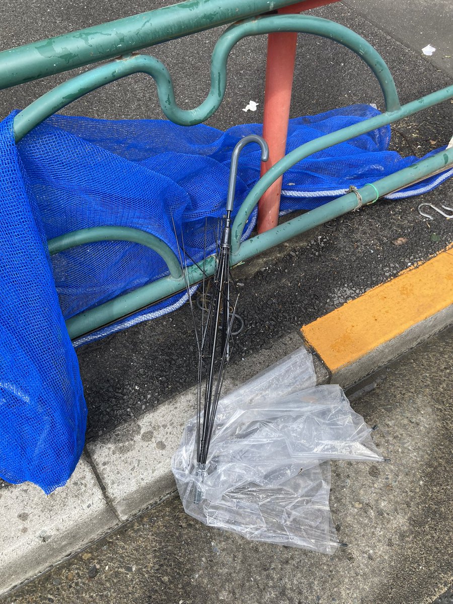 takizawa0914's tweet photo. 【今日のごみトリビア】
雨がやむと集積所に傘がよく置いていかれます。可燃ごみ回収ではどうしても持っていくことができないので、そこに住んでいる住民さんが困ってしまいます。23区は不燃ごみ、地域によってはビニール部分を取って、金属の部分は資源というところもあるので、指示に従ってください https://t.co/AjmsaxxbRD