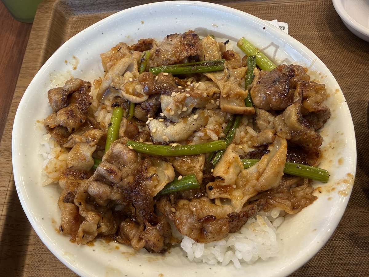 obakuwa's tweet photo. 今日の朝ごはんは松屋です♪
限定の牛ホルモン丼を、豆腐入り味噌汁
にのりで頂きました😋
#松屋 #朝定食 #牛カルビホルモン丼
#期間限定 #多摩ニュータウン店 https://t.co/nIhwkWDPLi