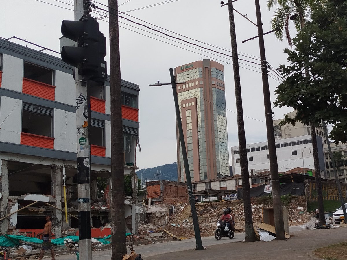 Adrivillegas's tweet photo. Día 28. ¡Ay, Pereira!  Desde que se cruza el Viaducto se ven escombros, grietas, edificios evacuados y casas caídas. Hay carpas en los parques y mucha desolación por el centro. Vendrán días mejores, pero falta bastante.
 
Llevaba días sin llorar, pero hoy volví a hacerlo. https://t.co/eOaiiD22jB