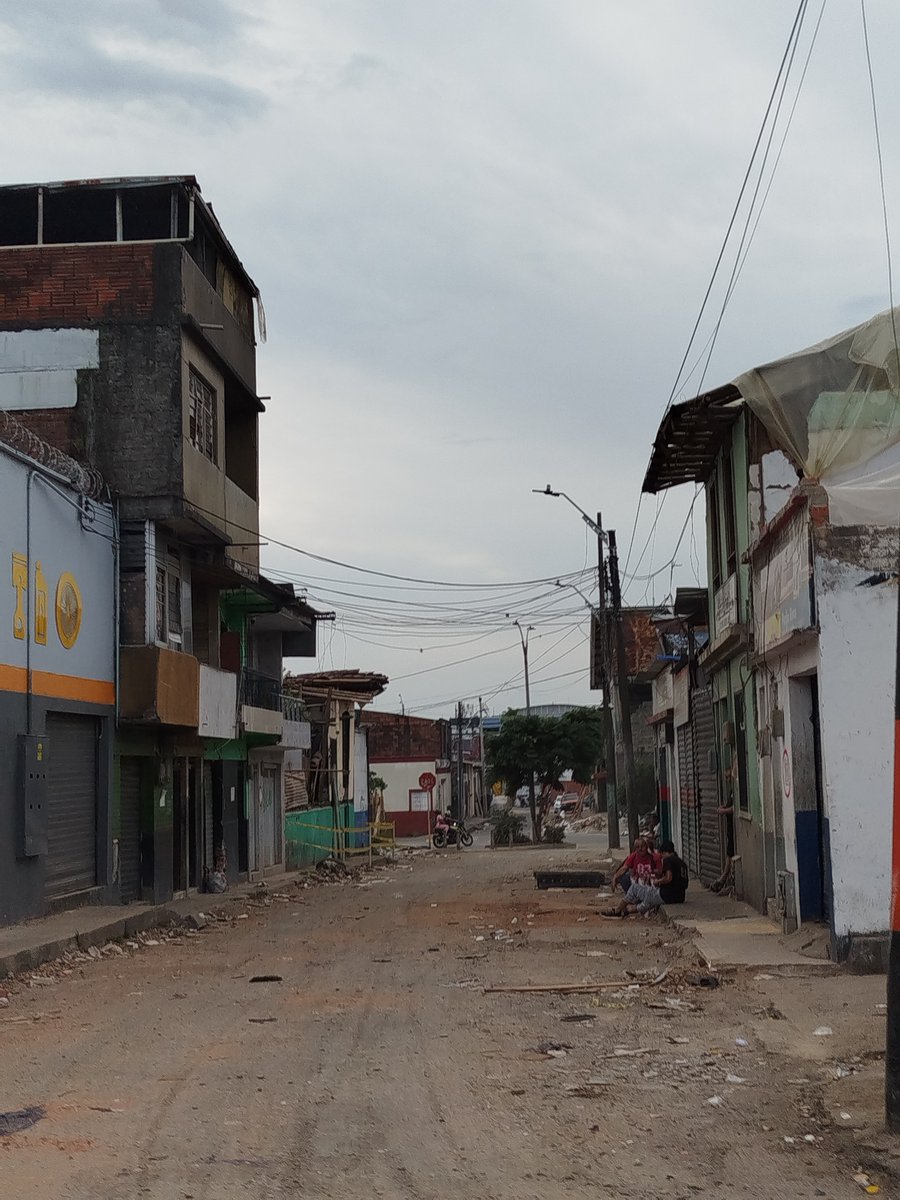 Adrivillegas's tweet photo. Día 28. ¡Ay, Pereira!  Desde que se cruza el Viaducto se ven escombros, grietas, edificios evacuados y casas caídas. Hay carpas en los parques y mucha desolación por el centro. Vendrán días mejores, pero falta bastante.
 
Llevaba días sin llorar, pero hoy volví a hacerlo. https://t.co/eOaiiD22jB