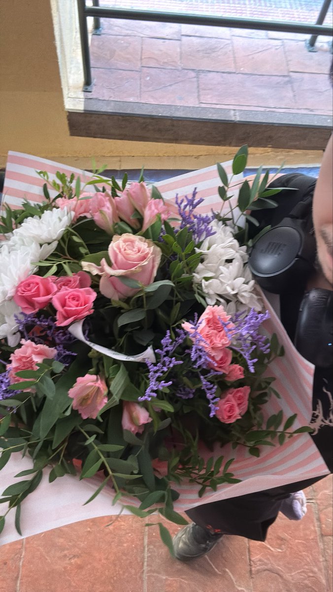 aydeneskizo's tweet photo. “me quedé con unas flores en la mano esperando a que vuelvas” https://t.co/OOirpCnCBG
