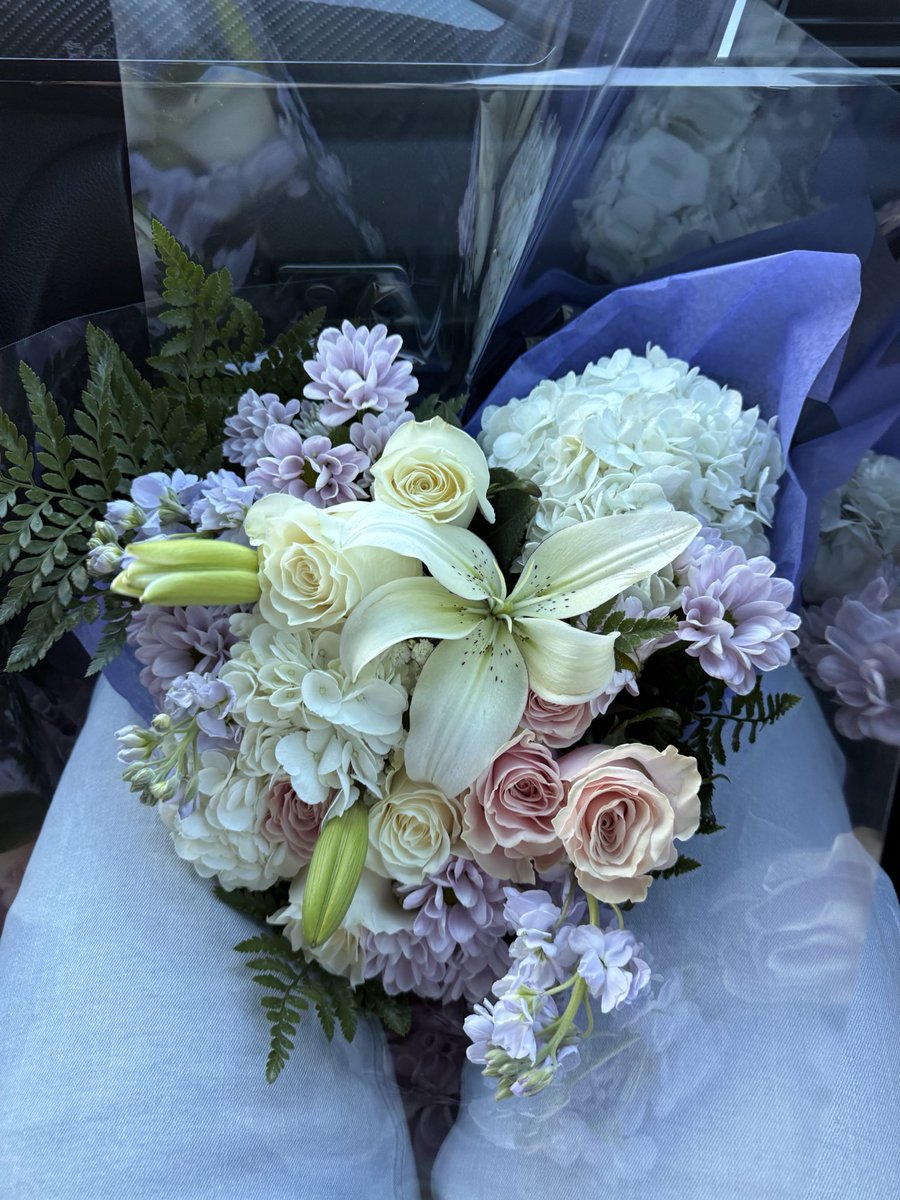kevincooper___'s tweet photo. I think she likes the bouquet I made her. Next time gotta make it more into a heart shape 😅 https://t.co/C1HxhMc4Ah