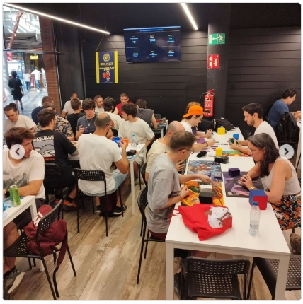 AVVSural's tweet photo. Una tarde entretenida jugando el Torneo de Commander Ultrabudget en https://t.co/wsBKkYfeB7 Mucha diversión y buen ambiente. 😀🀄️🎲
¡Enhorabuena a los ganadores! Estad atentos a proximas convocatorias y actividades de la asociación 💚🧡✅ #Alcorcon #FiestasAlcorcon2026 https://t.co/ssKuPkbJOI