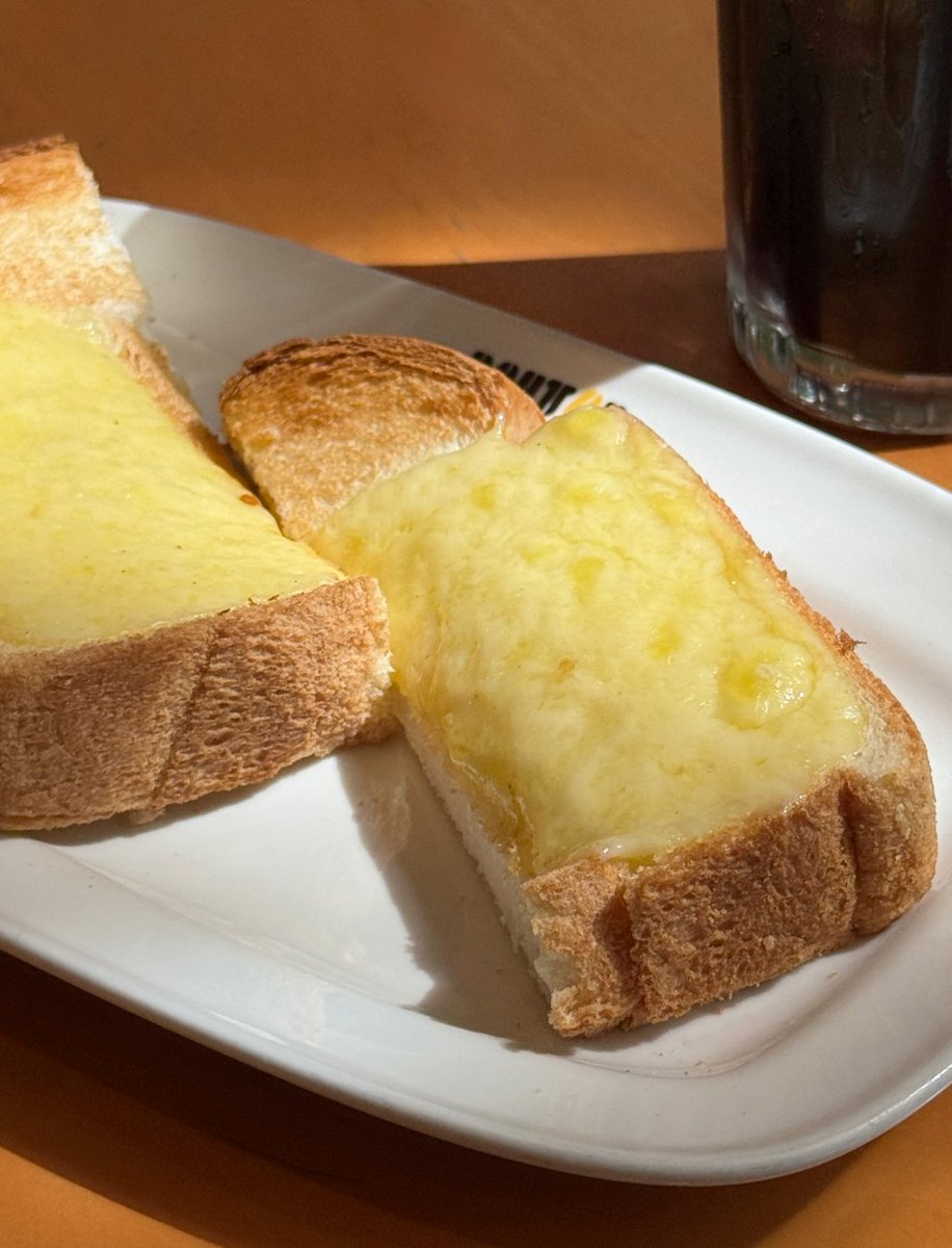 DoutorCoffee_co's tweet photo. おはようございます���
今週も頑張る朝に。
外はさっくり、中はふんわり。
厚切りトーストにチーズをのせたチーズトースト🧀🍞
コーヒーと一緒に、心地よい一日のスタートを😊
#ドトール
#ドトールコーヒー
#ドトールコーヒーショップ
#doutor
#doutorcoffee
#チーズトースト
#モーニング
#朝ごはん https://t.co/mh77izvBZP