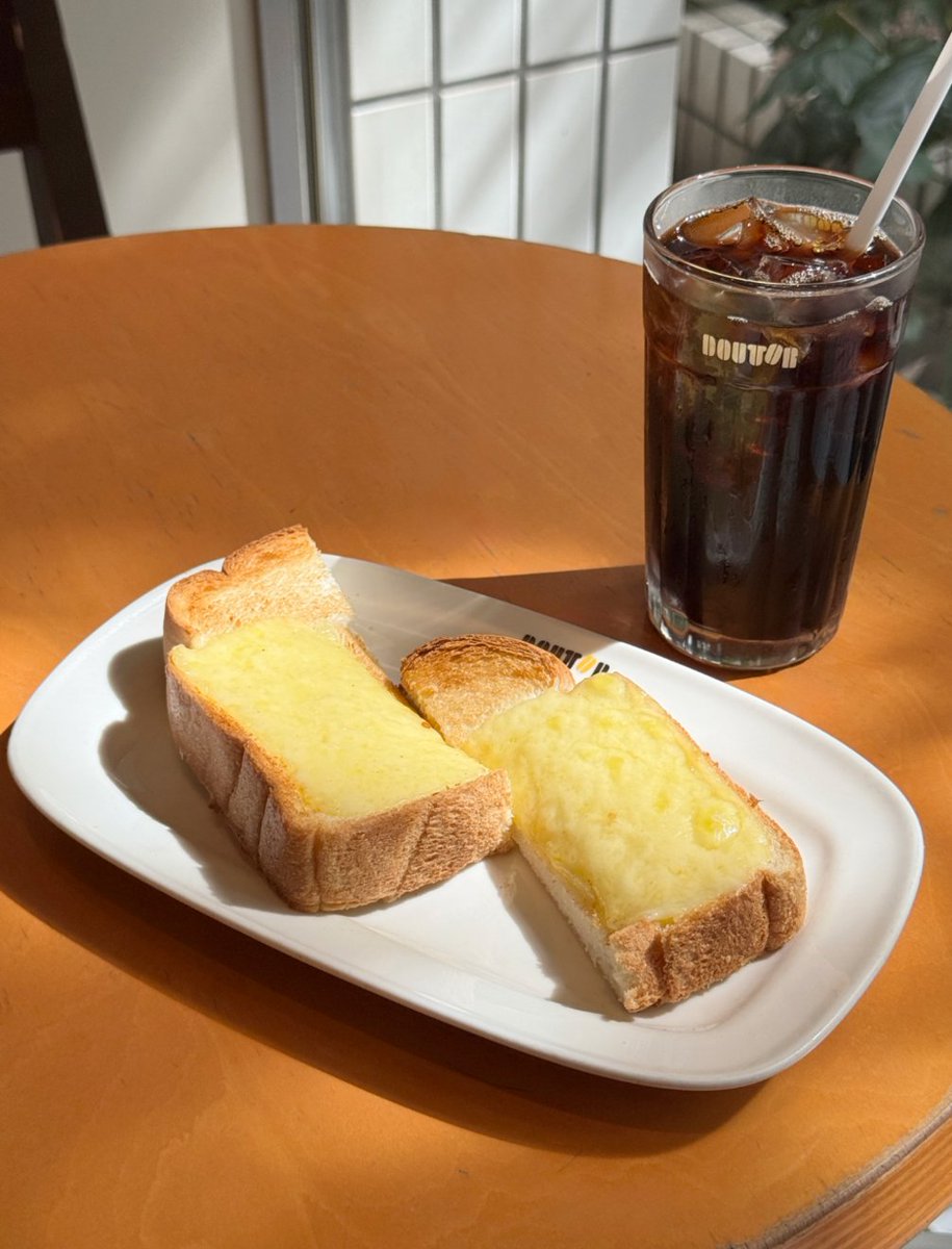 DoutorCoffee_co's tweet photo. おはようございます���
今週も頑張る朝に。
外はさっくり、中はふんわり。
厚切りトーストにチーズをのせたチーズトースト🧀🍞
コーヒーと一緒に、心地よい一日のスタートを😊
#ドトール
#ドトールコーヒー
#ドトールコーヒーショップ
#doutor
#doutorcoffee
#チーズトースト
#モーニング
#朝ごはん https://t.co/mh77izvBZP