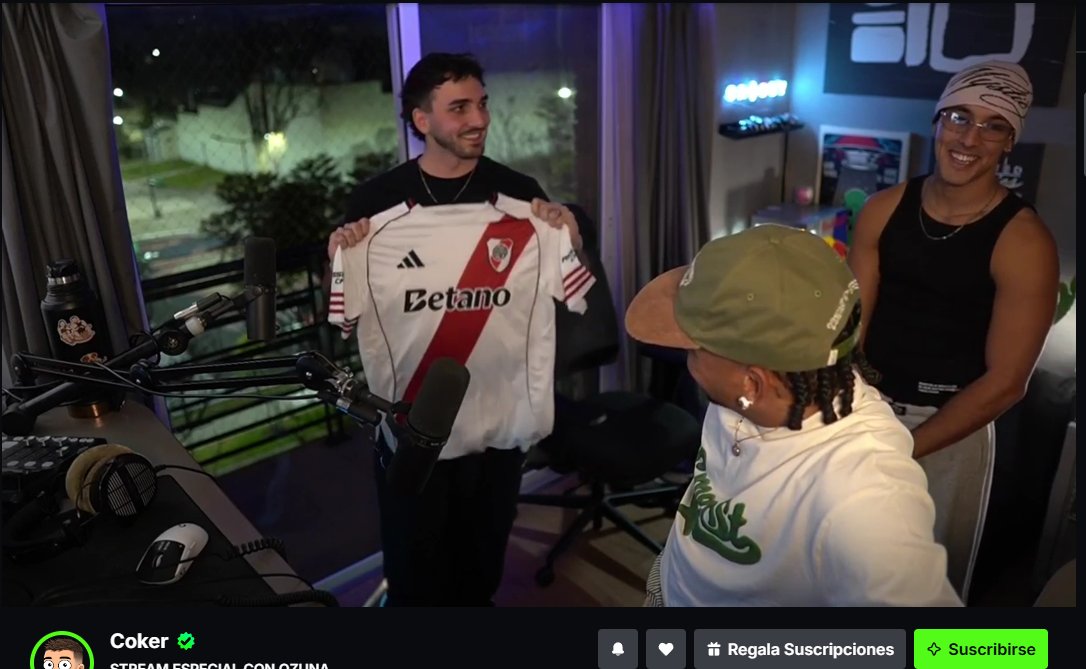 PalaPR_'s tweet photo. En el stream de Coker, Ozuna acaba de sacar una camiseta de River que tenia en su bolsito ajncjnkadjnkcakjn es el mas grande de todos https://t.co/Q0EWPYASdb