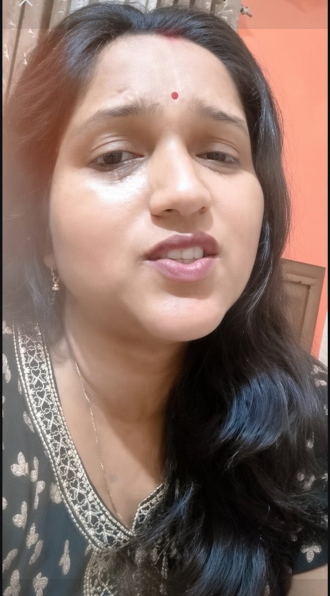 AnsHi_0X's tweet photo. दीदी जी बिहार की मास्टरनी है इनके पति बैंक में जॉब करते हैं 

ये बिहार टीचर होने के साथ साथ सोशल मीडिया पर रील भी बनाती हैं 

किसी एक लड़के ने इनकी वीडियो पर कमेंट कर दिया कि बैंक वाले फ्री का वेतन लेते हैं 

और इन लोगों को बैंक में कोई काम नहीं होता है 

बस इनका गुस्सा सातवें आसमान पर चढ़ गया ये कहती हैं कि 

सबसे ज्यादा बैंक वालों को ही काम पड़ता है और बैंक वालों से तो कोई शादी भी नहीं करना चाहता 

क्योंकि बैंक वालों के पास समय नहीं होता है फैमिली के लिए 

अब पूछना इनसे ये था कि एक दिन में बैंक वाले तो काम करते नहीं हैं 

4,5 बार बैंक के चक्कर लगवाते है तो बैंक में भीड़ तो रहेगी ही 

अब आप सभी बताओ कि बैंक में काम होता है या नहीं?

आजकल सोशल मीडिया पर कुछ भी चलता रहता है समझ ही नहीं आता