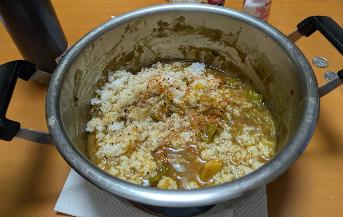 kingcalibure's tweet photo. カレーが入った鍋に白米を突っ込む、これが真のカレー鍋─── https://t.co/4rVJtxOPIA