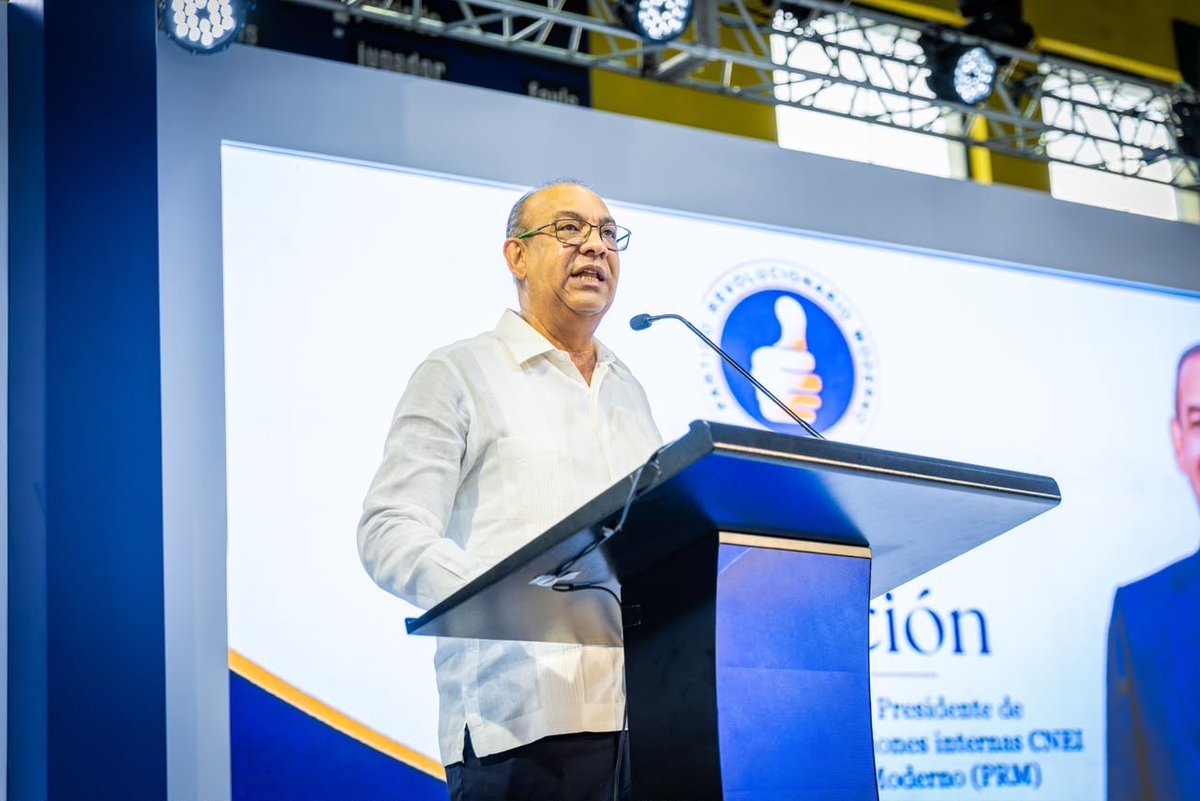 PRM_Oficial's tweet photo. En el marco del Gran Acto de Proclamación de nuestras nuevas autoridades, reconocimos con gratitud y admiración la entrega de los Presidentes y Secretarios Generales salientes, @AndrsBautistag, @chuvasquez, @JosePaliza y @CarolinaMejiaG 

#ProclamaciónPRM https://t.co/zyFqtHkv5Z