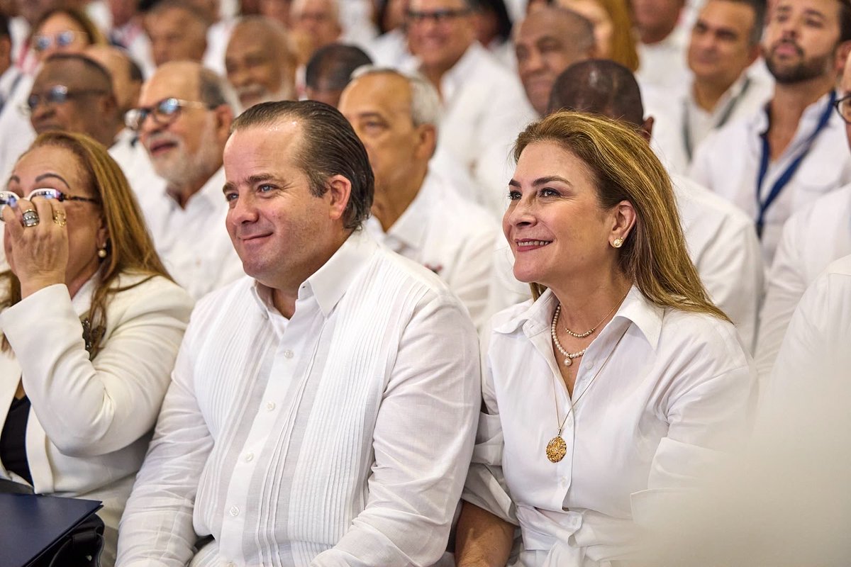 PRM_Oficial's tweet photo. En el marco del Gran Acto de Proclamación de nuestras nuevas autoridades, reconocimos con gratitud y admiración la entrega de los Presidentes y Secretarios Generales salientes, @AndrsBautistag, @chuvasquez, @JosePaliza y @CarolinaMejiaG 

#ProclamaciónPRM https://t.co/zyFqtHkv5Z