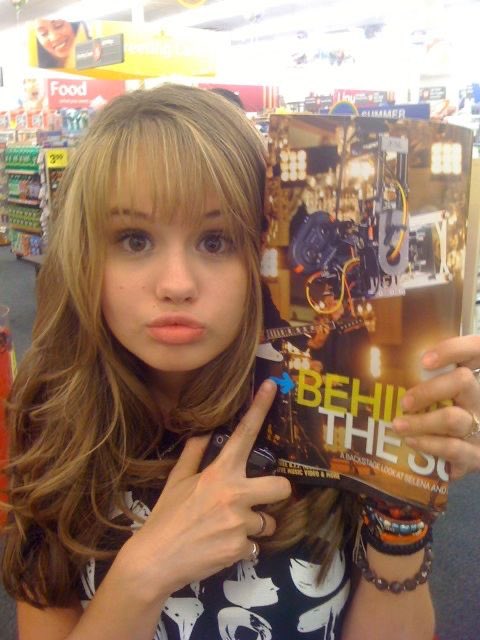 sushidefeira's tweet photo. quando eu tinha 13 anos meu sonho era ser assim https://t.co/4qH5W2DS98