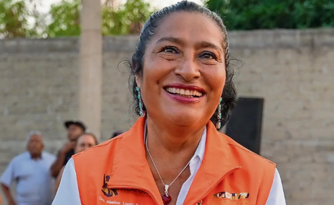 Cuervomick's tweet photo. Manuel Andres Lopez Obrador, no pudo heredarte, Mexicano, mujer más Rata 🐀  que Abelina Lopez (no serán parientes?).

Se acuerdan que se robó 900 millones de pesos y la Corte del acordeón casi casi la exoneró?.

Bueno, pues ahora le salió otro robo por casi 300 millones de pesos más.

Si, es increíble tal impunidad, es increíble que tiene aplaudidores y votantes. Es increíble que siga como si nada, etc..

Pero es increíble que no la liguen con 2 personajes muy oscuros y miserables: @lopezobrador_
Y @Claudiashein
... Beneficiarios directos de tales desfalcos.

Foto de archivo de la tal Abelina riéndose de los mexicanos que tributan y se desloman trabajando para que ella viva machuchonamente. 👇🏻
