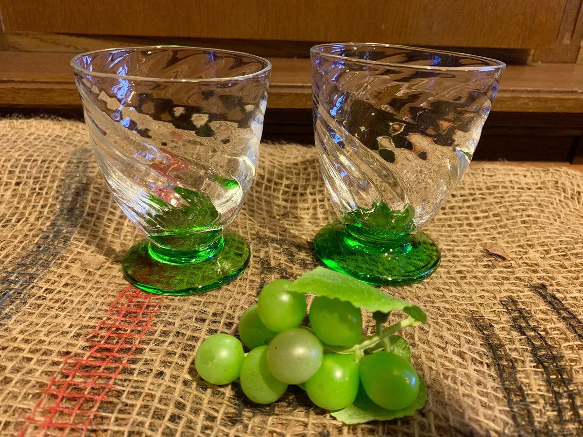 kimassi's tweet photo. 琉球ガラス
.
ひねりを入れた吹きガラス
1個ずつサイズは微妙に違う
柔らかさと気泡に癒される
グラスは本当に美しい
40年ほど前の物です
.
#レトロ雑貨
#レトロ家具
#ぺあクリームソーダ
#古民家カフェ 
#大津カフェ https://t.co/mUwMaRgnZs