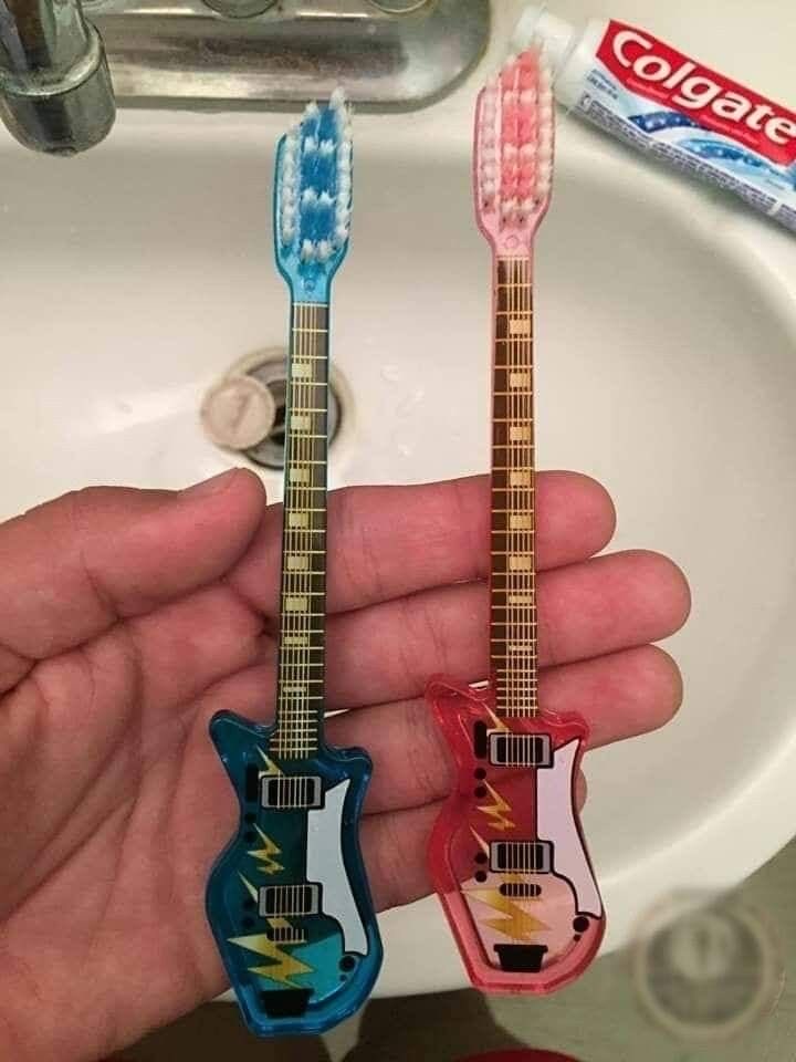 ElyfaeFeelings_'s tweet photo. guitar-shaped toothbrush https://t.co/v3xAyN9Sol
