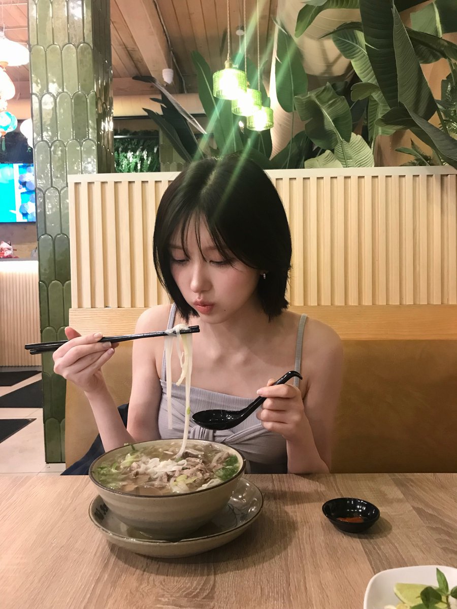 falIingin__fall's tweet photo. 아 또 쌀국수 먹고 싶다..˘͈ᵕ˘͈

#IVE #アイヴ #아이브
#GAEUL #ガウル #가을 https://t.co/6X53VNXk7b