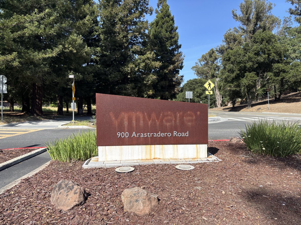 ClassicII_MrMac's tweet photo. The current state of VMware: https://t.co/7IfCnqeqRY