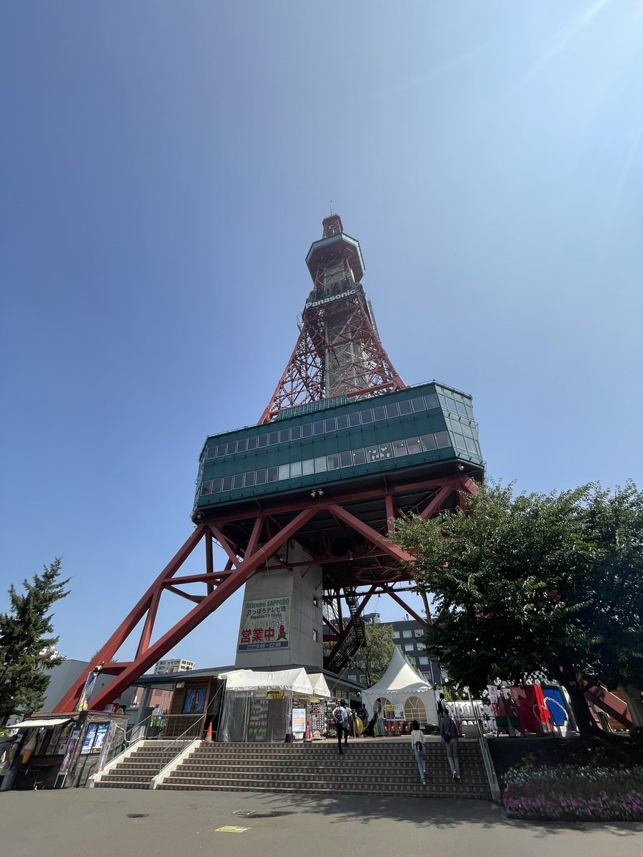 kaigyodash's tweet photo. 週末は、社労士コミュニティ「開業ダッシュの会＆TEAMDASH」、北海道札幌での2日間の研修合宿でした。

全国各地から総勢40人。ご家族もあわせると50人以上に参加いただきました。お天気にも恵まれ、賑やかな2日間となりました。（前夜祭から参加の方は3日間）

研修の時間はもちろん、一緒に食事をしたり、歩いたり、普段なかなかゆっくり話せない方とも期や地域を越えて、お互いを知る機会になったのではないかと思います。

実行委員をはじめ、たくさんの方のお力添えがあって実現しました。
本当にありがとうございました✨