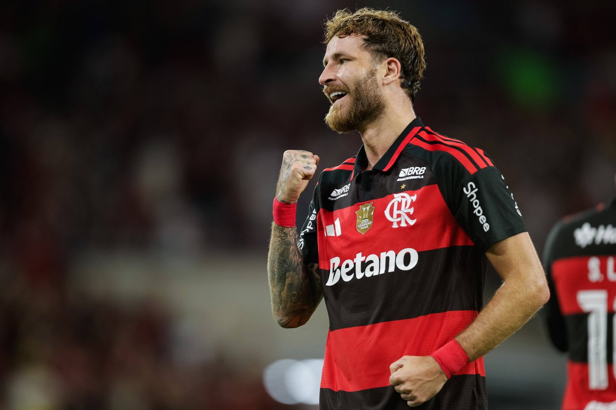 SofascoreBR's tweet photo. Jogadores que conseguiram 85+ passes certos e 7+ duelos ganhos em um jogo com 100% de aproveitamento entre todos das TOP 10 ligas:

🇧🇷 Léo Pereira

Fim da lista. https://t.co/zvEJ9oVLYv