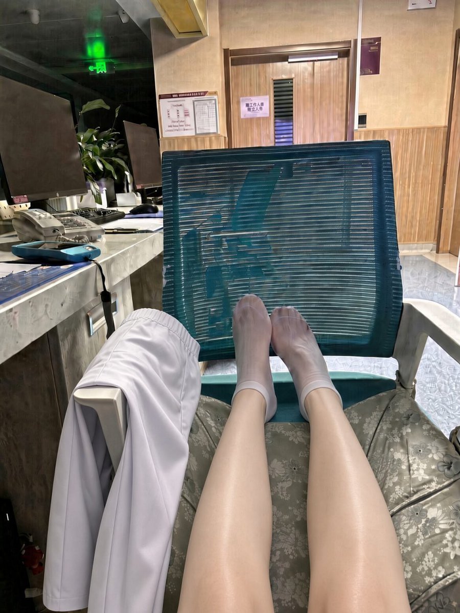 watase1128's tweet photo. 科室的闷热白天只能硬抗，夜晚的时候不就是我由说了算......这应该是值班的隐形福利吧😊 https://t.co/W5RMOmcWdk