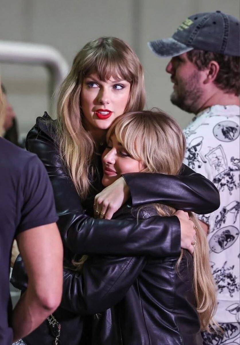 emionwillpower's tweet photo. people thinking taylor is jealous of sabrina winning an emmy meanwhile this is them https://t.co/s1DDNWVPl9