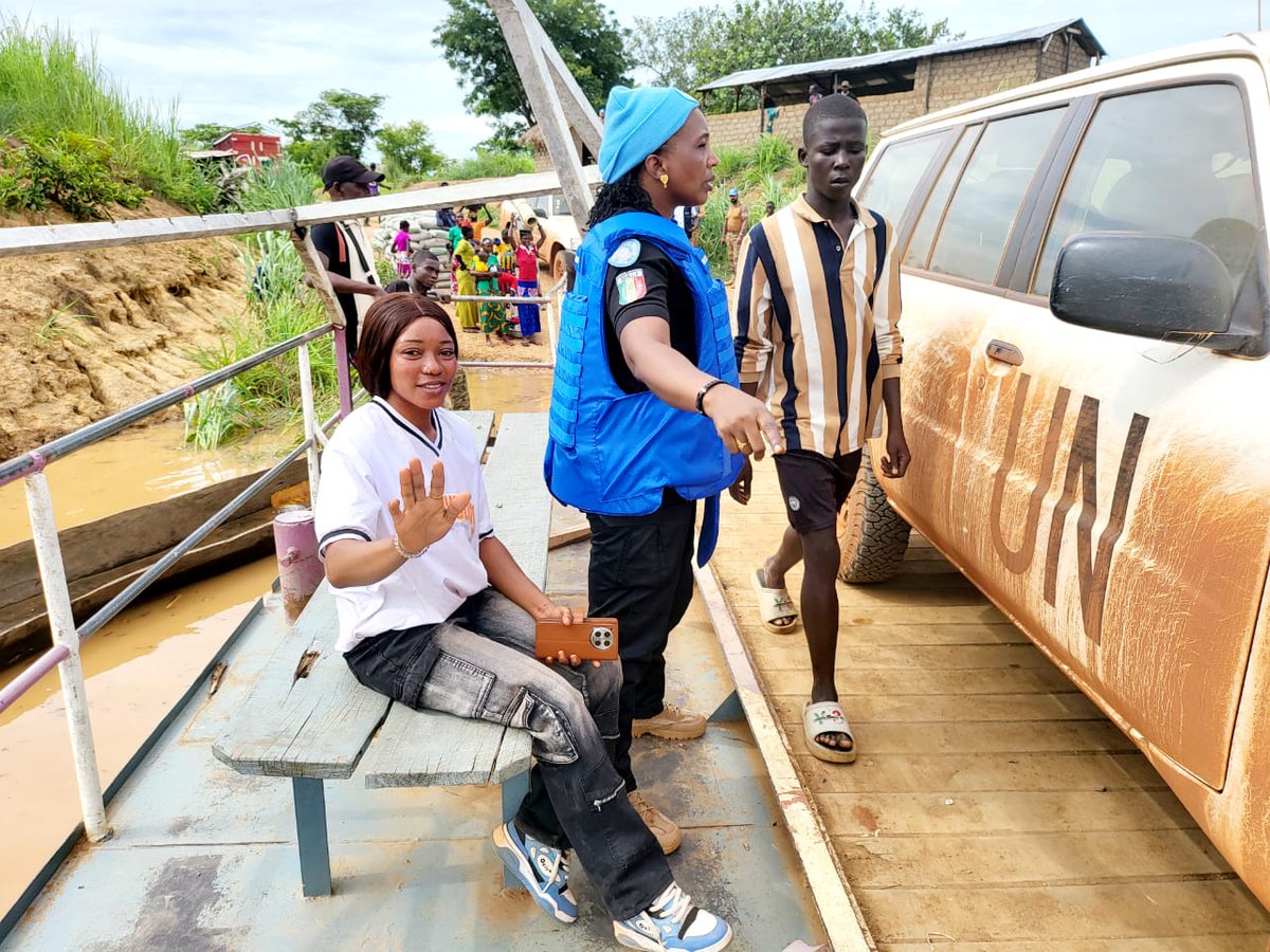 UNPOL_RCA's tweet photo. -@UNPOLMINUSCA en partance pour Batangafo brave les réalités de la route, mais  poursuit afin de former des #FSI sur la prévention, la détection&amp; des techniques d’enquêtes contre le trafic illicite.C'est le projet de sécurité aux frontières soutenu par L’@OIM, @PNUD, @ONUDC&amp; #FSI https://t.co/Urov1vNnvB