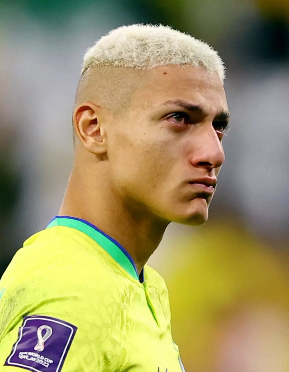 naosoujornal's tweet photo. CARTA ABERTA AO @richarlison97 💢

Parceiro, vou ser bem direto.

Todos nós sabemos do golpe que você tomou. Sabemos que não foi pouca coisa e que recuperar o dinheiro é importante.

Mas talvez, neste momento, você não precise recuperar a grana.

Você precisa recuperar o seu mental.

E nisso, Richarlison, a torcida do Vasco sabe fazer como poucas.

Você é vascaíno. Sabe o que esse clube representa e sabe que nossa torcida abraça os seus nos momentos bons e, principalmente, nos momentos difíceis.

Aqui é diferente.

Você não precisa provar nada para ninguém. Não precisa escolher o lugar que paga mais. Talvez precise apenas estar perto de quem te quer bem, da sua família e de um lugar onde você possa voltar a ser feliz.

E nós estamos precisando de um camisa 9.

Então, parceiro…

Vem para o Vasco. 💢

Às vezes, voltar para casa não é dar um passo para trás.

É dar o primeiro passo para se reencontrar.

Vem ser feliz no Vasco, Richarlison.

A gente está precisando de você. E você pode precisar da gente também. 💢

#RicharlisonNoVasco