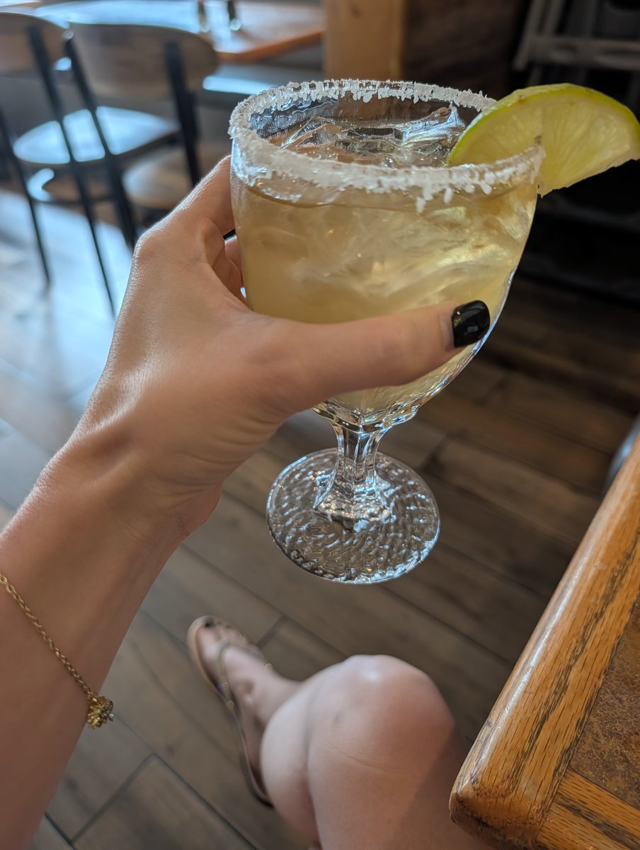 LuxuryForCelina's tweet photo. Cover drinks 🥂 https://t.co/qCbu9Ydofa