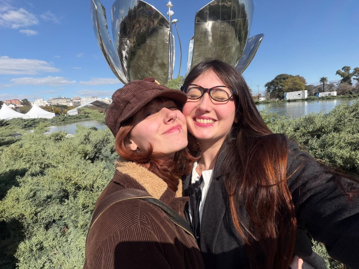 iwroteapoemm's tweet photo. actualmente la pareja de lesbianas más cool de la república argentina 👩🏻‍❤️‍💋‍👩🏻 https://t.co/PQklkvRzMh