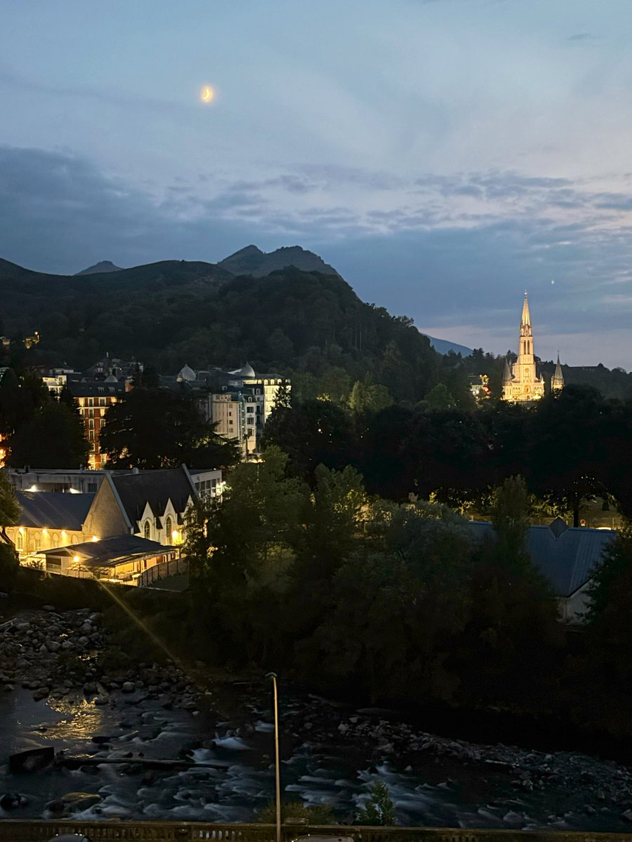 MiriamGutierM's tweet photo. Un pedacito de cielo en la tierra. Desde mi ventana, atardece, en el #SantuariodeLourdes #Lourdes #Francia https://t.co/o1HJRXbA6c
