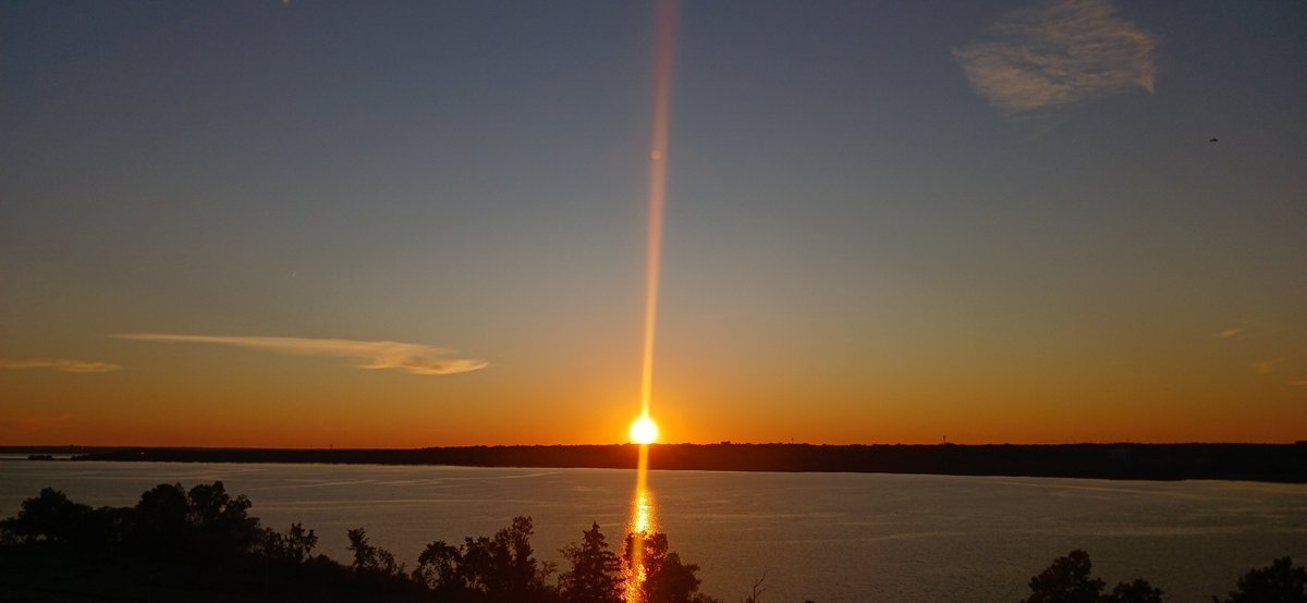 JohnZwicker1's tweet photo. Beautiful and clear #OttawaRiverSunset this #LabourDayWeekend Sunday evening. Awesome to have a rain free long weekend...
#GloryToGod
#Ottawa
#OttawaRiver
#ShareYourSunset
#ShareYourWeather https://t.co/Yo49fcDeg7