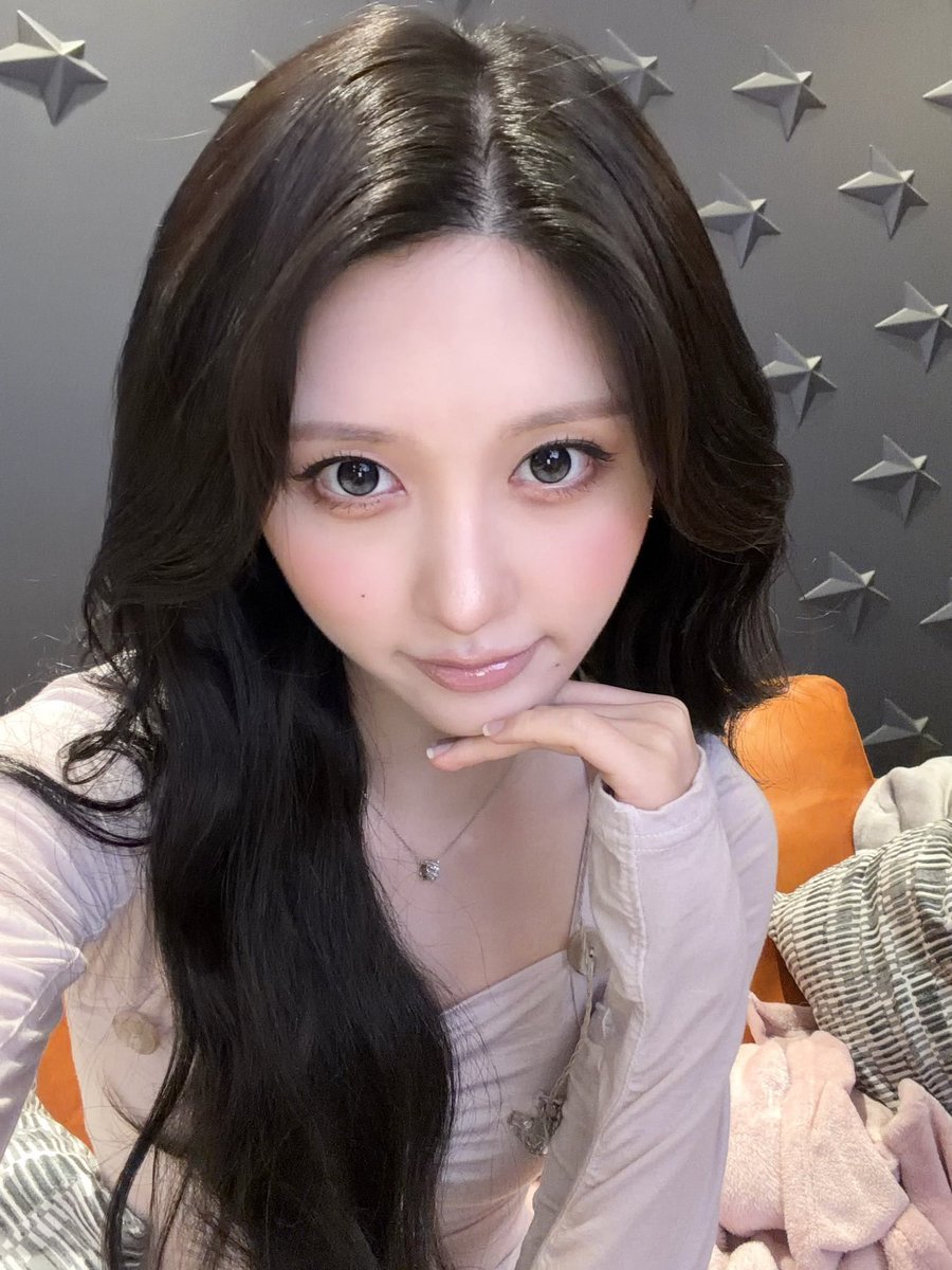 falIingin__fall's tweet photo. 선물🩶

#IVE #アイヴ #아이브
#GAEUL #ガウル #가을 https://t.co/OrPrd0xbjc