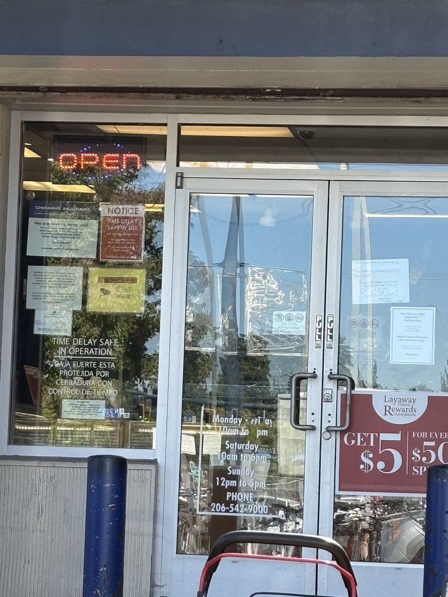 mcchick73's tweet photo. @cashamerica tell your staff…. When they take lunch TURN OFF THE OPEN SIGN!!!!! https://t.co/8Koq4WdzNn