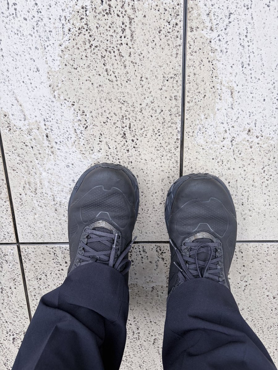 1977spike's tweet photo. おはようございます。

ゴアテックス防水スニーカーを信じてはいけません。　
今朝の猛烈な雨で浸水しました😭 https://t.co/u2c6hrkF4N