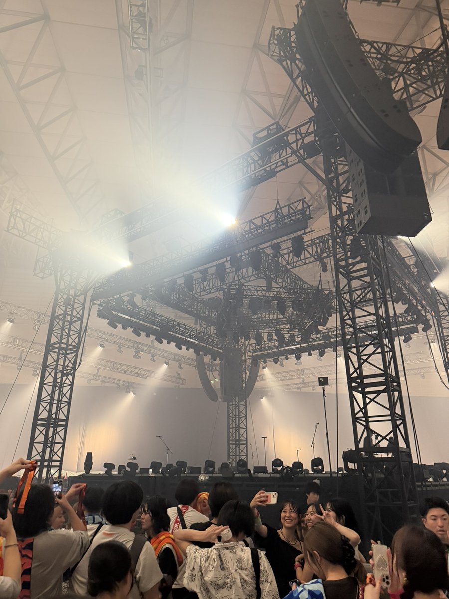 MlpWs5's tweet photo. たくさんの人に会えたり日本テレビにインタビューされたりライブ後に自己紹介してない人たちと握手交わしたり忘れられないライブになりました！
今回会った人そうでない人もまた別のライブで会ってバウくんと一緒に熱くなりましょうね！

#vaundy
#HORO
#VAWS https://t.co/prSiXIiPTi