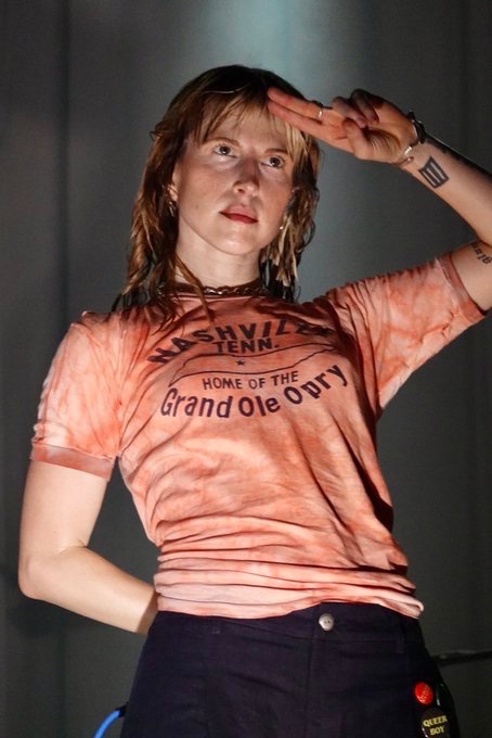 imaIiabiIityx's tweet photo. this has become my favourite hayley pose https://t.co/p3MttCz3Xs