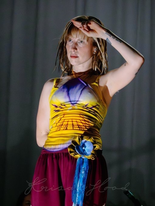 imaIiabiIityx's tweet photo. this has become my favourite hayley pose https://t.co/p3MttCz3Xs