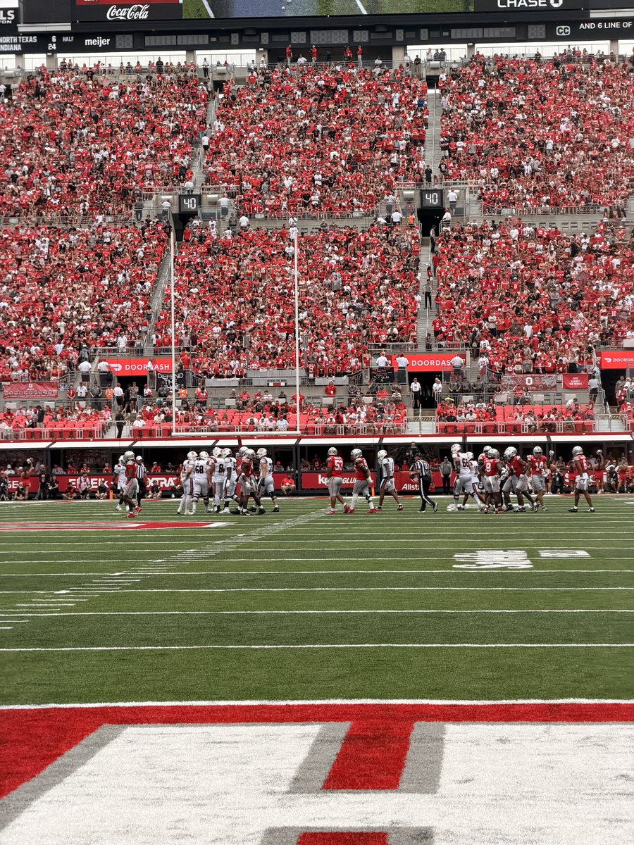 devin_utah's tweet photo. @MrOH1O Some sideline shots before marching in the alumni game https://t.co/XawFBmiqCm